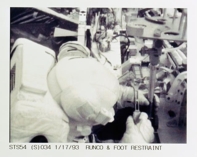 NASA image: STS-54 EV2 Runco attaches PFR to OV-105's PLB longeron during DTO 1210 EVA