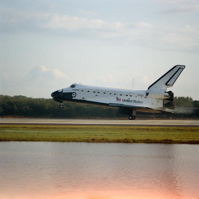 NASA image: STS-54 Endeavour, Orbiter Vehicle (OV) 105, lands on runway 33 at KSC's SLF