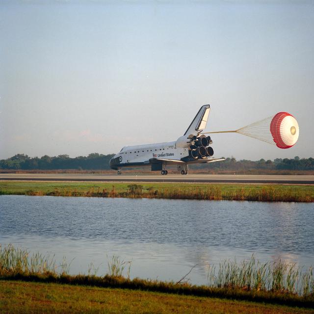 NASA image: STS-54 Endeavour, Orbiter Vehicle (OV) 105, lands on runway 33 at KSC's SLF