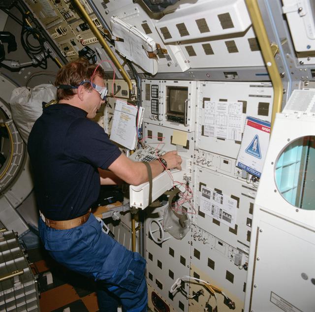 NASA image: STS-55 German Payload Specialist Schlegel manipulates ROTEX controls in SL-D2