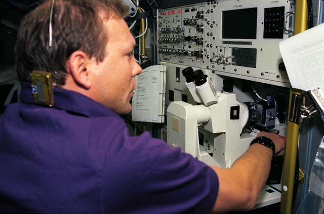 NASA image: STS-55 German Payload Specialist Schlegel works at SL-D2 Biolabor microscope