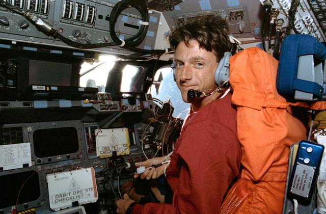 NASA image: STS-56 MS1 Foale uses SAREX on forward flight deck of Discovery, OV-103