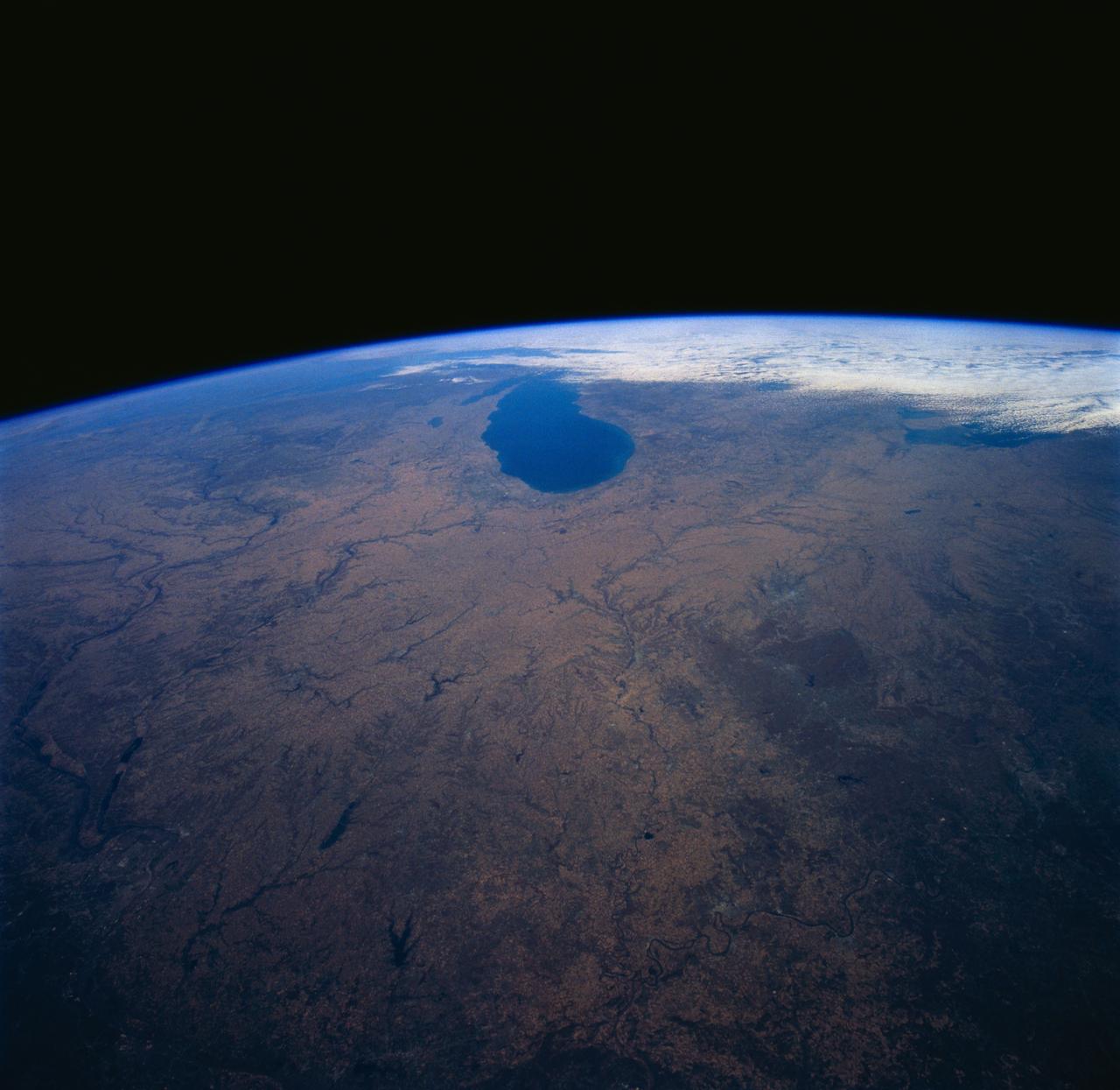 STS058-102-018 (18 Oct-1 Nov 1993) --- A cloud-free, wide-angle view from above western Tennessee to the northern edge of Lake Michigan.  The view extends from Saint Louis, Missouri near the lower left-hand corner, past Evansville, Indiana and Louisville, Kentucky to Cincinnati, Ohio.  A range of hills covered by trees in Fall foliage extends from the Ohio River toward Lake Michigan, ending just southwest of Indianapolis, Indiana.