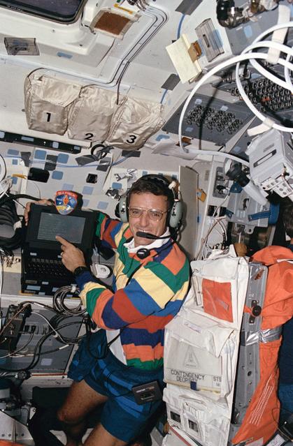 Astronaut William McArthur talks to students on earth using SAREX