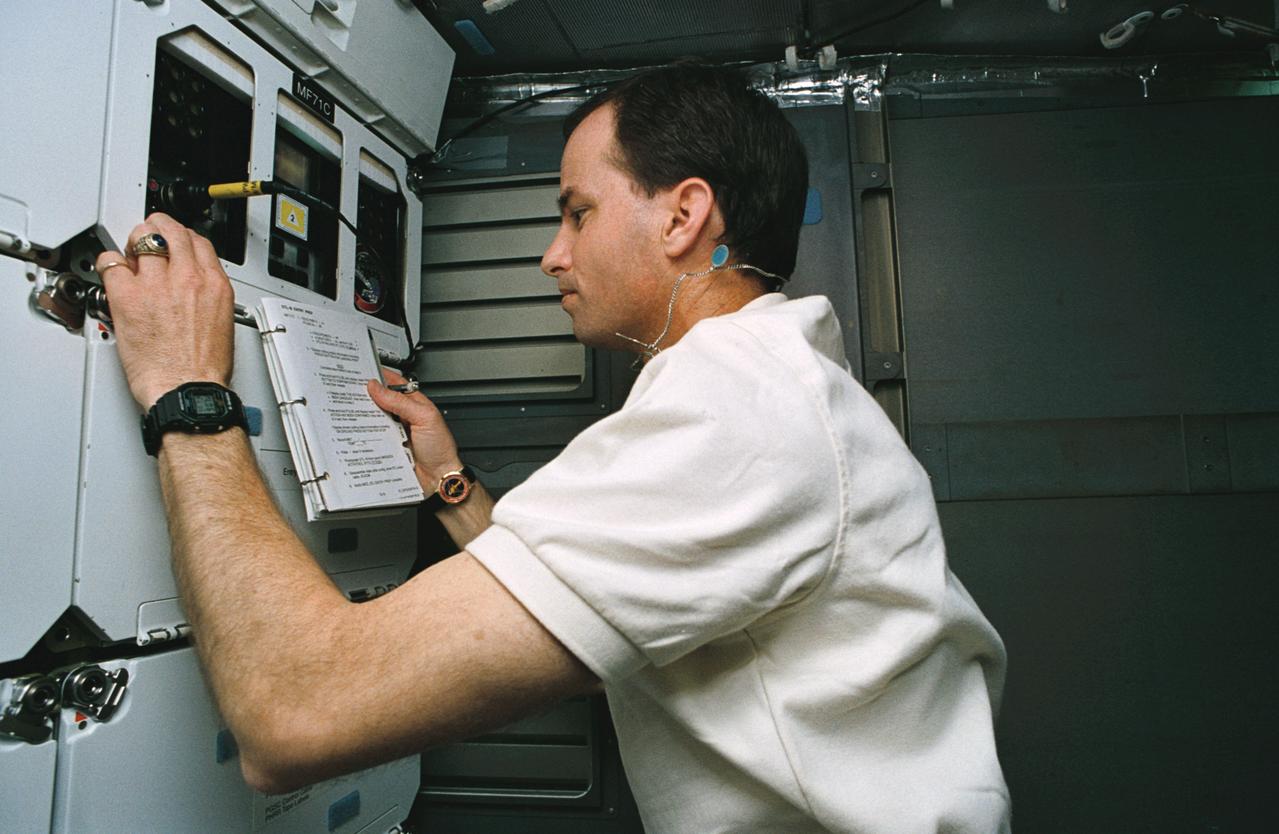 STS059-35-023 (9-20 April 1994) --- Astronaut Kevin P. Chilton, pilot, works with an advanced cell bioreactor, which incorporated the first ever videomicroscope, Space Tissue Loss (STL-B), on the Space Shuttle Endeavour's middeck.  This experiment studied cell growth during the STS-59 mission.  Chilton was joined in space by five other NASA astronauts for a week and a half of support to the Space Radar Laboratory (SRL-1) mission and other tasks.