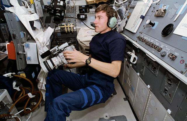 NASA image: SAREX - Chang-Diaz and Krikalev on flight deck
