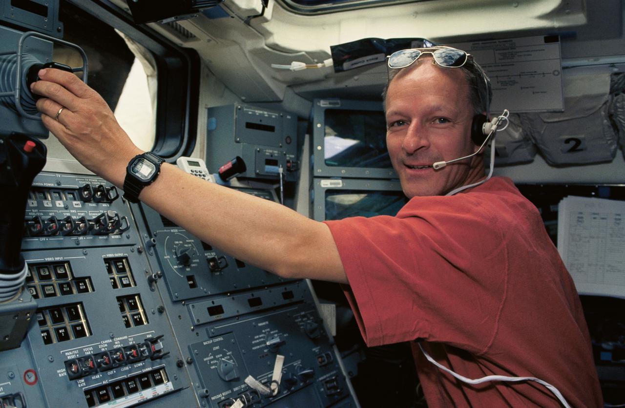 STS061-07-003 (4 Dec 1993) --- Swiss astronaut Claude Nicollier is pictured at the aft flight deck station he occupied during much of the time on NASA's STS-61 mission aboard the Space Shuttle Endeavour.  Among Nicollier's responsibilities were the control of the Remote Manipulator System (RMS) during operations with the Hubble Space Telescope (HST).