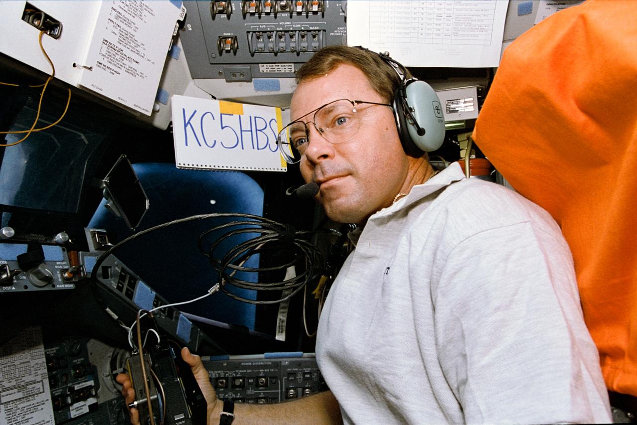 STS064-04-009 (9-20 Sept. 1994) --- Astronaut L. Blaine Hammond, STS-64 pilot, talks to students on Earth via the Shuttle Amateur Radio Experiment (SAREX) on the space shuttle Discovery's flight deck. The recently licensed "Ham" operator and several other crew members throughout the mission were connected with schools around the world with the aid of a number of amateur radio operators. Hammond joined five other NASA astronauts for almost 11 days in Earth orbit aboard Discovery. Photo credit: NASA or National Aeronautics and Space Administration