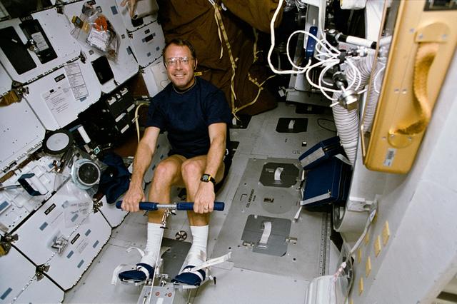Astronaut Hammond gets microgravity exercise on rowing machine