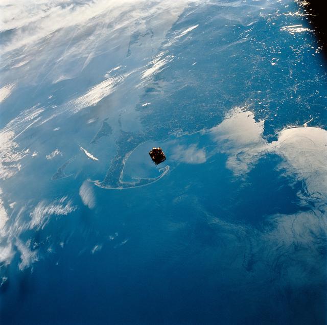 NASA image: SPARTAN-201 satellite begins separation from Shuttle Discovery