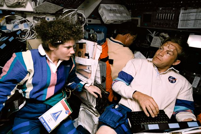 STS-64 crew share support of the SPIFEX