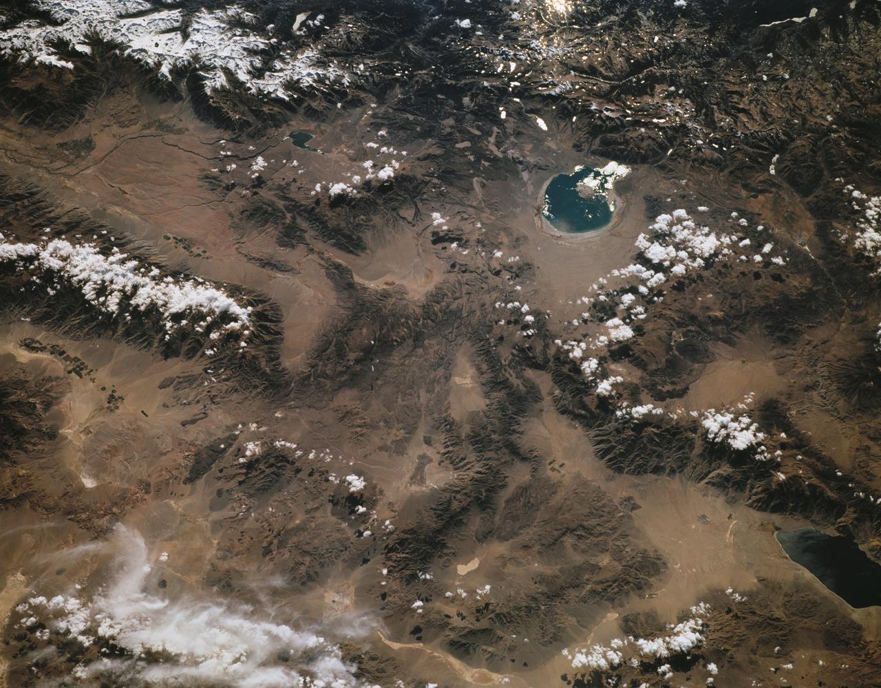 STS068-150-020 (30 September-11 October 1994) --- An exceptionally clear, high-contrast view of the desert basins east and south of Mono Lake, California.  Light clouds dot the mountain ranges; the clouds were transparent to radar beams from the Space Radar Laboratory 2 (SRL-2) payload.