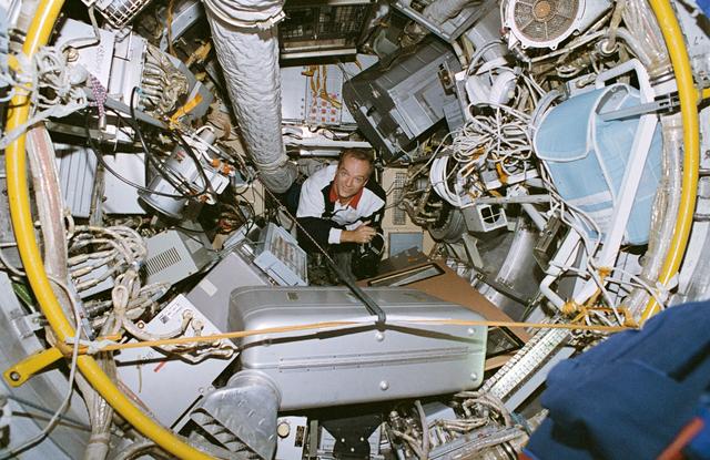 NASA image: Astronaut Precourt floats into Mir space station