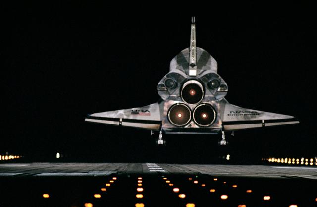 NASA image: STS-72, Endeavour, OV-105, landing at KSC