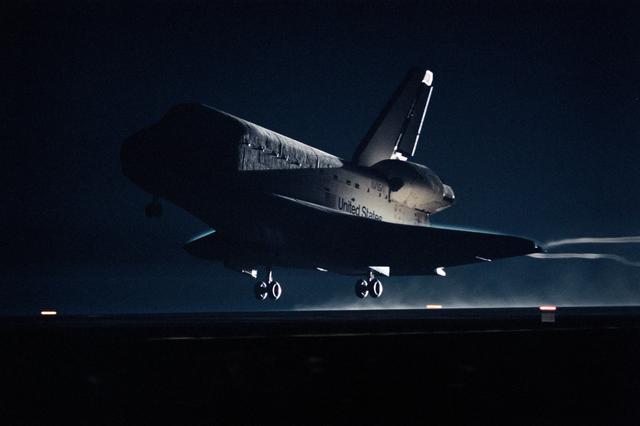 NASA image: STS-72, Endeavour, OV-105, landing at KSC