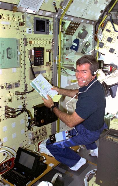 STS073-103-015 (20 October-5 November 1995) --- Payload specialist Fred W. Leslie works with the Surface Tension Driven Convection Experiment (STDCE) aboard the science module in the cargo bay of the Earth-orbiting Space Shuttle Columbia.  Leslie joined another guest researcher and five NASA astronauts for 16 full days of in-space research in support of the United States Microgravity Laboratory (USML-2) mission.