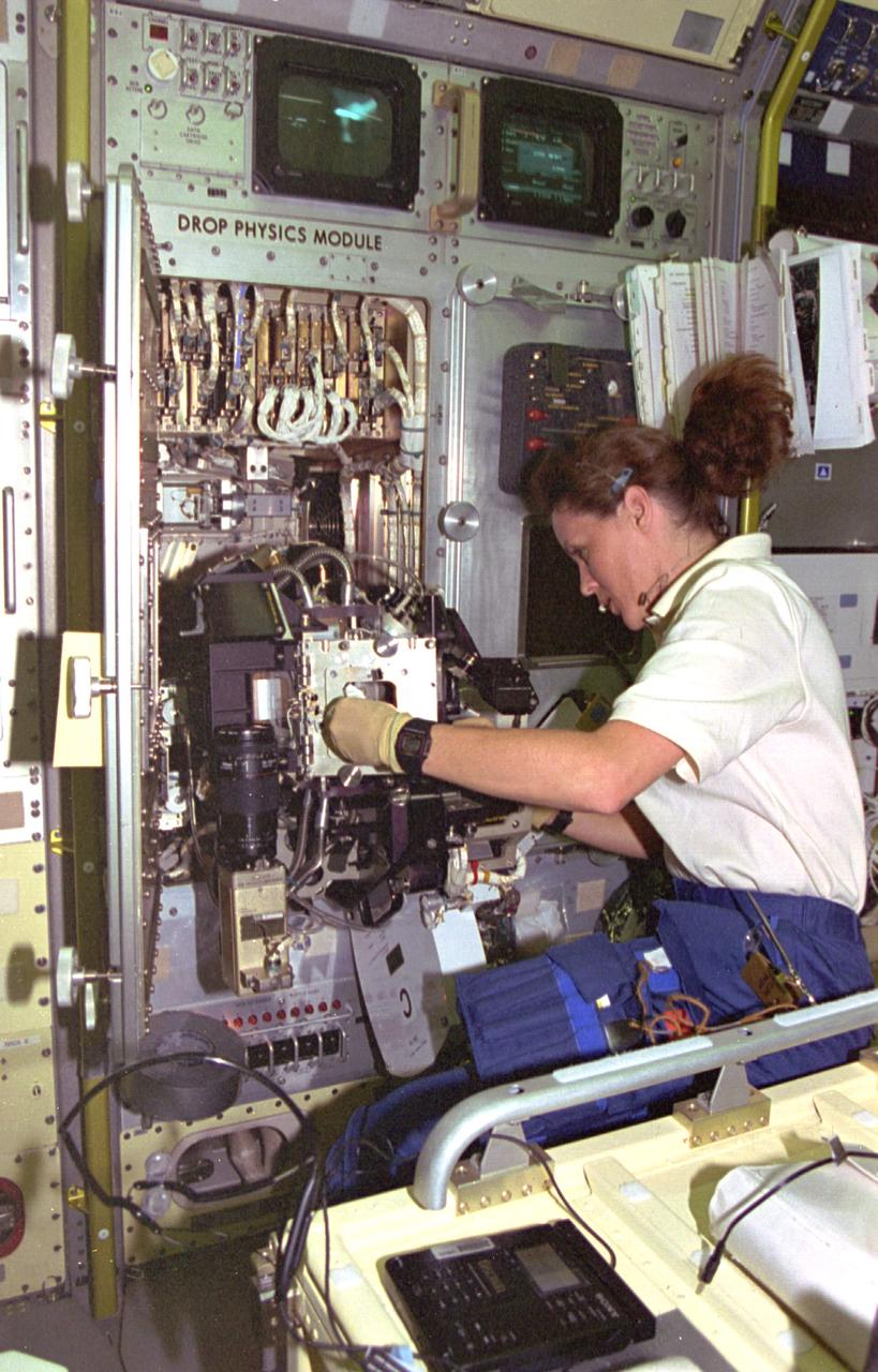 STS073-143-026 (20 October-5 November 1995) --- Astronaut Kathryn C. Thornton, STS-73 payload commander for the United States Microgravity Laboratory (USML-2), explores the inner workings of the Drop Physics Module (DPM).  Thornton was joined by four other NASA astronauts and two guest researchers for almost 16 days of research aboard the Space Shuttle Columbia in Earth-orbit.