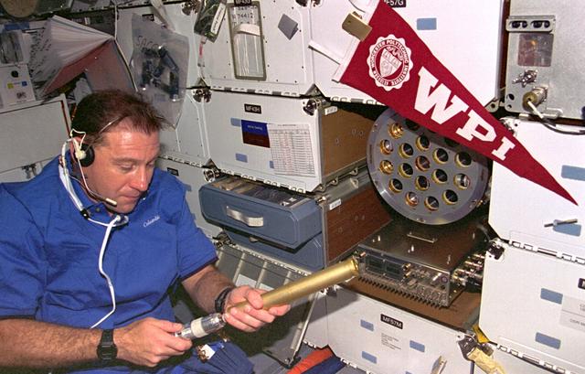 ZCG, Payload Specialist Al Sacco loads middeck experiment