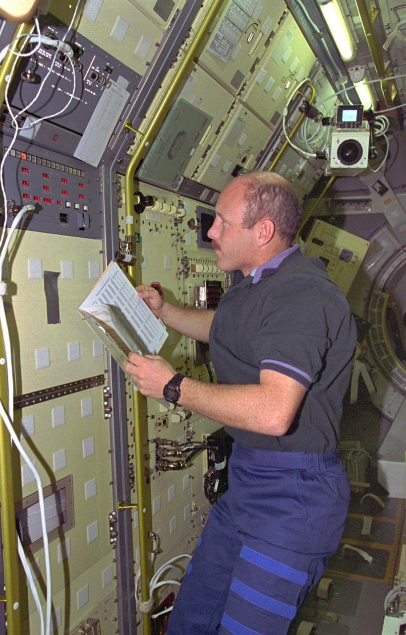 STS073-363-032 (20 October - 5 November 1995) --- Astronaut Kenneth D. Bowersox, STS-73 mission commander, studies the movement of fluids in microgravity at the Geophysical Fluid Flow Cell (GFFC) workstation in the science module of the Earth-orbiting Space Shuttle Columbia.  Bowersox was joined by four other NASA astronauts and two guest researchers for almost 16-days of Earth-orbit research in support of the U.S. Microgravity Laboratory (USML-2) mission.