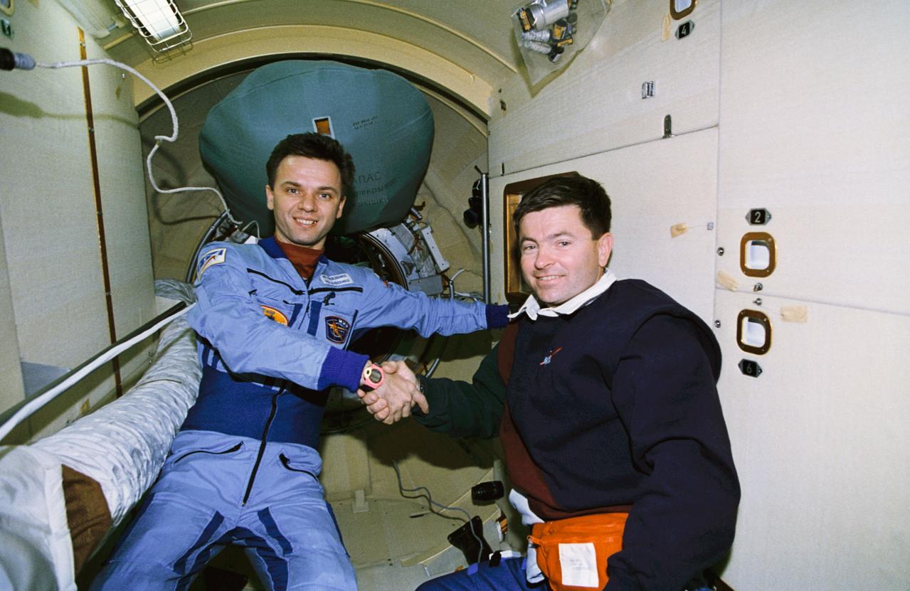 STS074-322-036 (18 Nov 1995) --- Astronaut Kenneth D. Cameron, STS-74 mission commander, shakes hands with cosmonaut Yuriy P. Gidzenko, Mir-20 commander, just prior to the undocking of the Space Shuttle Atlantis with Russia?s Mir Space Station in Earth-orbit.  The STS-74 flight began with a November 12, 1995, launch from Kennedy Space Center (KSC) and ended with landing there on November 20, 1995.  The STS-74 crew members were astronauts Cameron; James D. Halsell, Jr., pilot; William S. McArthur, Jr., Jerry L. Ross and Canadian astronaut Chris A. Hadfield, all mission specialists.  On November 15, 1995, Atlantis docked with Mir, on which the NASA astronauts joined the Mir-20 crew.  The Mir-20 crew is composed of cosmonauts Gidzenko; and Sergei V. Avdeyev, engineer; along with the European Space Agency?s (ESA) Thomas Reiter, cosmonaut researcher.  Joint activities on the Mir and the Atlantis ended on November 18, 1995, when the two spacecraft separated.