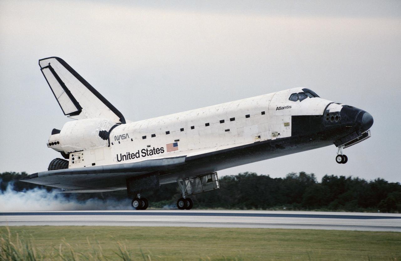 STS074-S-025 (20 Nov 1995) --- The Space Shuttle Atlantis touches down on Runway 33 of Kennedy Space Center?s (KSC) Shuttle Landing Facility, completing its STS-74 mission.  The spacecraft touched down at 12:01:27 p.m. (EST), November 20, 1995.