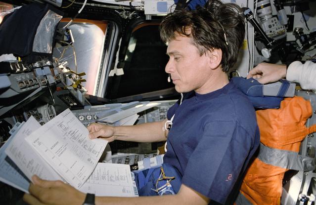 NASA image: Astronaut Chang-Diaz on forward flight deck during TSS-1R deployment