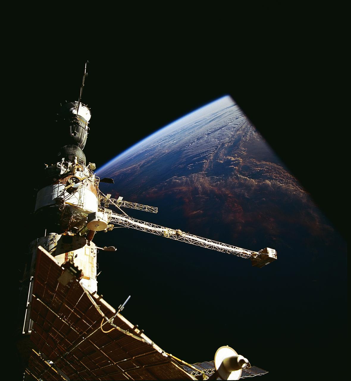 STS076-709-007 (22 - 31 March 1996) --- Earth's terminator forms the backdrop for this scene of Russia Mir Space Station's Soyuz and Kvant 2 Modules, as photographed from the aft flight deck of the Space Shuttle Atlantis.  Atlantis docked with the Mir Space Station on March 23, 1996, and remained linked until March 28, 1996.  Astronaut Shannon W. Lucid transferred from the STS-76 crew to the Mir-21 crew, which grew from two to three.  Lucid will remain aboard Mir for approximately 140 days.