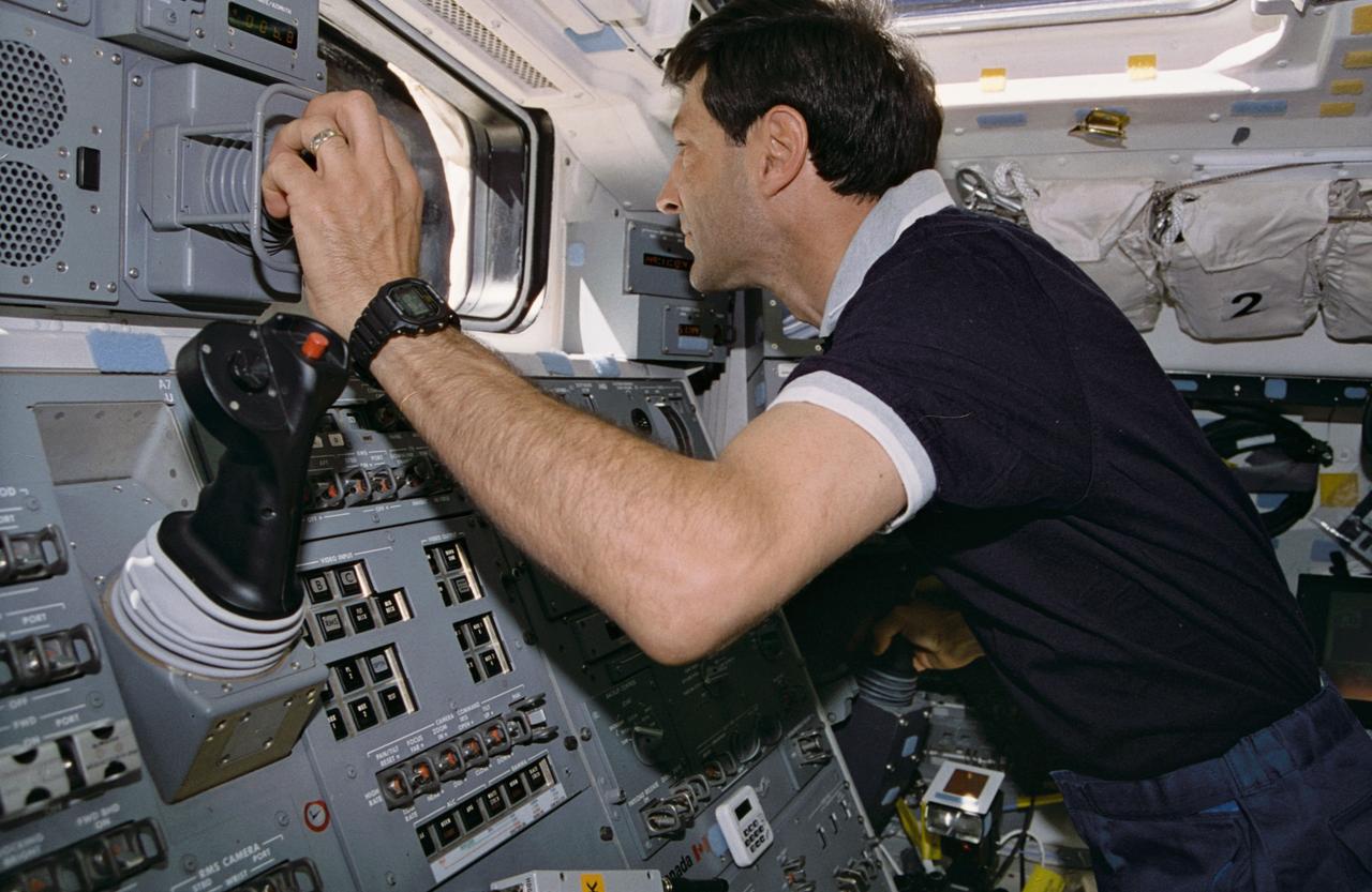 STS077-307-020 (19-29 May 1996) --- Astronaut Mario Runco, Jr., mission specialist, is pictured at the controls for the Remote Manipulator System (RMS) on the aft flight deck of the Space Shuttle Endeavour.  Runco and five other astronauts went on to spend almost ten days aboard Endeavour in support of the Spacehab 4 mission and a number of other payloads.