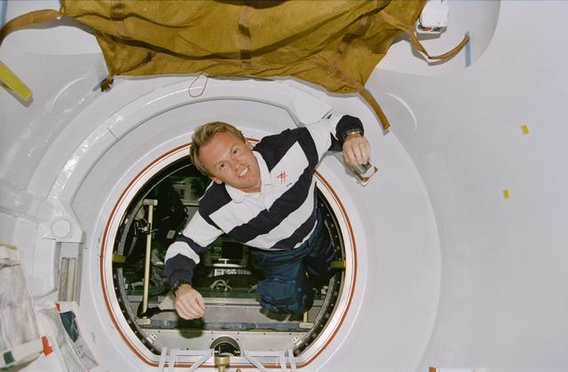 NASA image: Thomas floats through tunnel connecting Spacehab to Endeavour's middeck