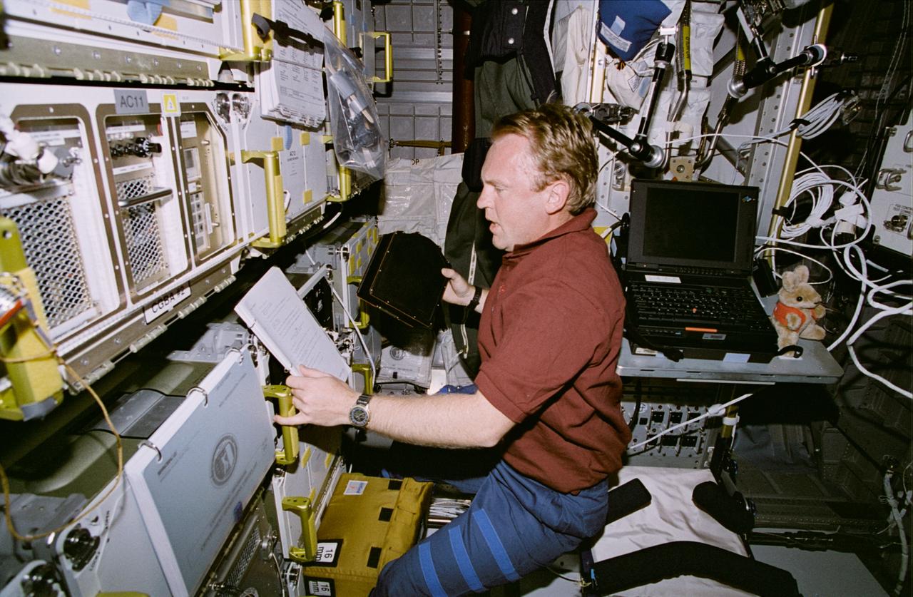 STS077-392-004 (19-29 May 1996) --- Inside the Spacehab Module onboard the Earth-orbiting Space Shuttle Endeavour, astronaut Andrew S. W. Thomas works with the Commercial Generic Bioprocessing Apparatus (CGBA) experiment.  Thomas joined five other NASA astronauts for nine days of research and experimentation in Earth-orbit.