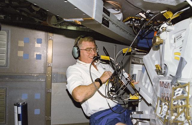 NASA image: SAREX & DTO 623, Brady talks to amateur radio operators