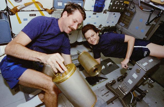 NASA image: Rominger and Jernigan during LiOH canister changeout