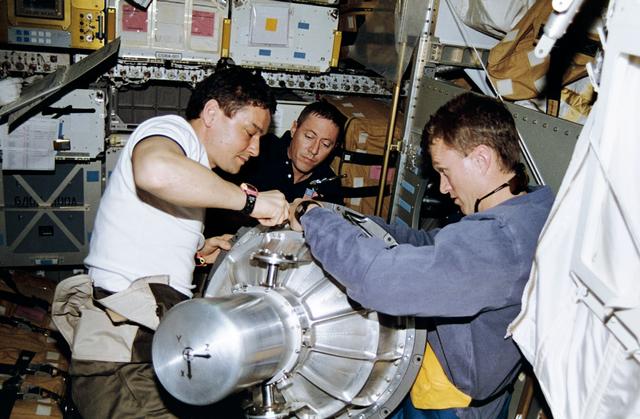 Mir 22 and STS-81 crew work with gyrodyne