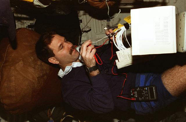 NASA image: MS Grunsfeld during cable IFM