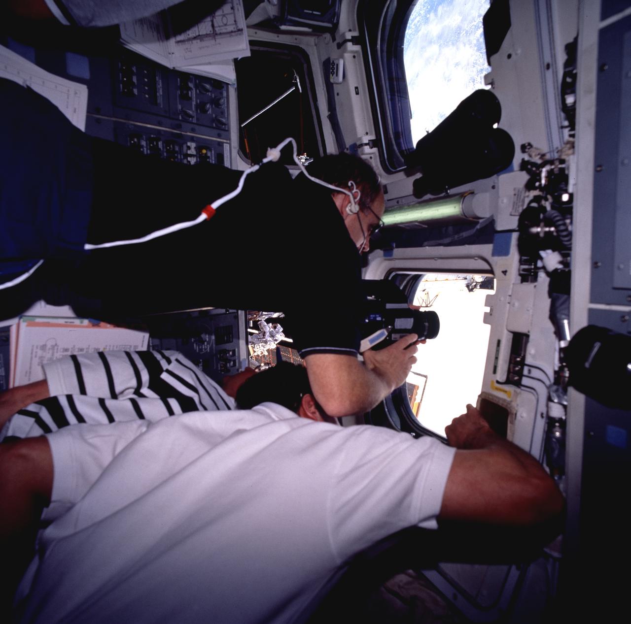 Flight deck activity during EVA 5 on Flight Day 8, contingency activity
