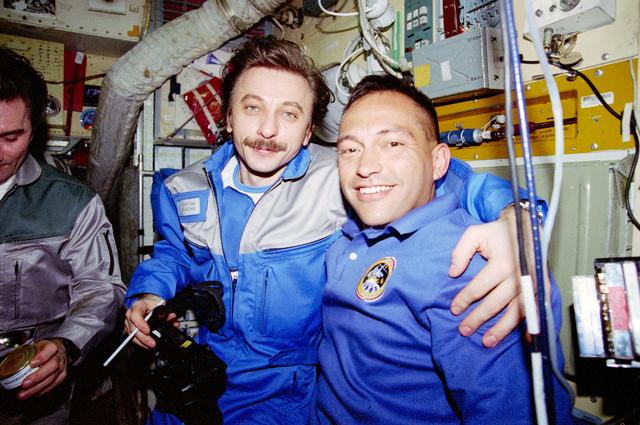 Shared meal between STS-84 and Mir 23 crews