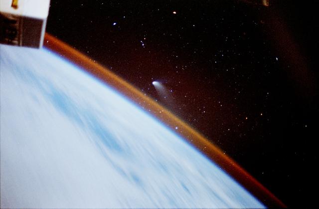 Comet Hale-Bopp as seen over the Earth limb by STS-84 crew