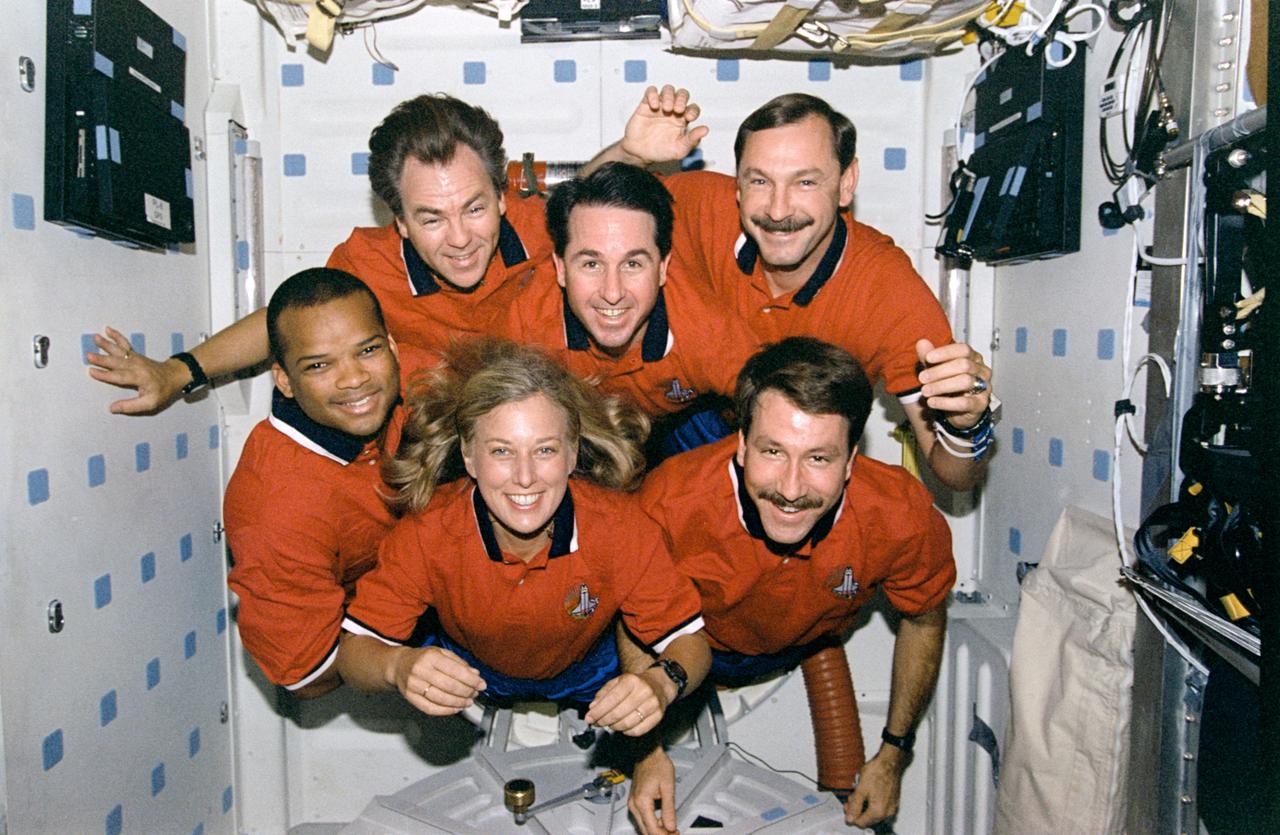 STS085-320-020 (7 - 19 August 1997) --- For their traditional in-flight crew portrait, the six crew members for this mission float on the mid-deck of the Space Shuttle Discovery. On top, left to right, are Bjarni Tryggvason, payload specialist of the Canadian Space Agency (CSA); along with astronauts Stephen K. Robinson, mission specialist; and Curtis L. Brown, Jr., mission commander. On bottom, from the left, are astronauts Robert L. Curbeam, Jr., mission specialist; N. Jan Davis, payload commander; and Kent V. Rominger, pilot.