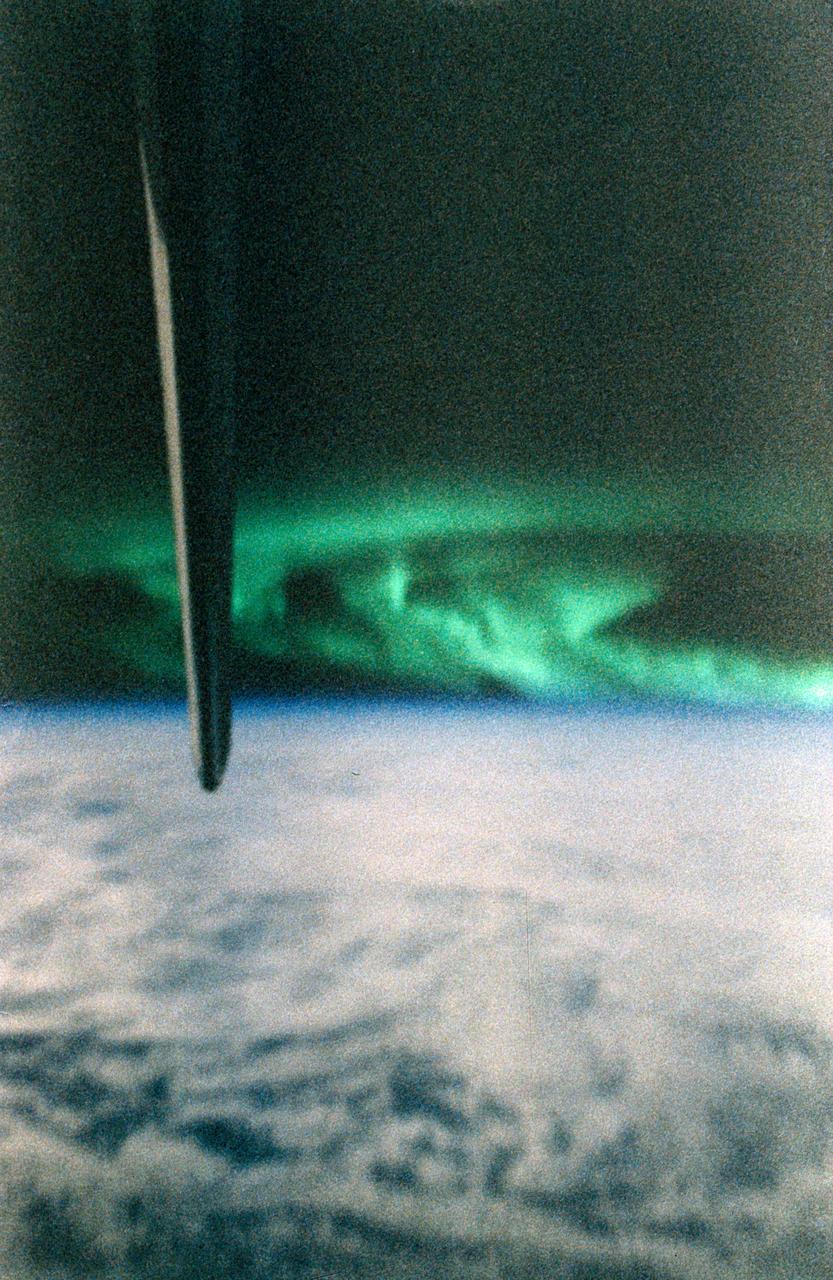 STS085-365-006 (7 - 19 August 1997) --- A 35mm camera with a time exposure was used to record this image of the southern lights or the aurora Australis. The vertical stabilizer of the Space Shuttle Discovery appears in the foreground.