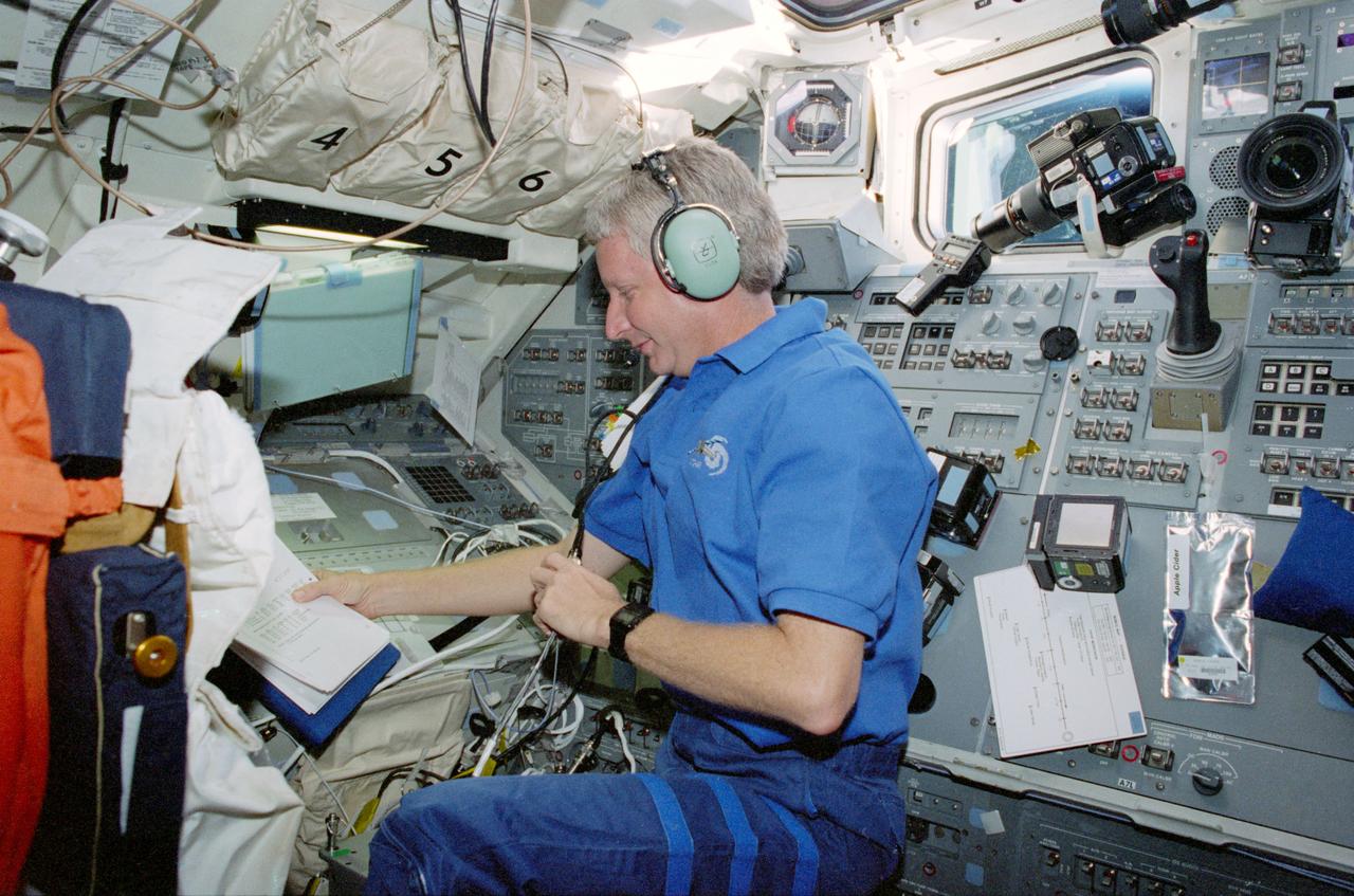 STS093-348-006 (22-27 July 1999) --- Astronaut Steven A. Hawley, mission specialist, communicates with students using the Shuttle Amateur Radio Experiment-2 (SAREX II) equipment on the flight deck of the Earth-orbiting Space Shuttle Columbia.