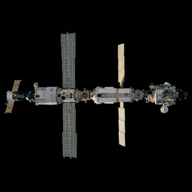 NASA image: Views of the ISS during Endeavour's initial approach for STS-97