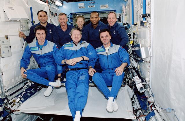 STS-98 and Expedition One crew prepare for on-orbit crew portrait