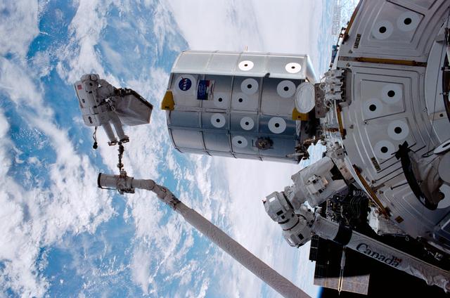 NASA image: MS Parazynski transfers the DCSU during the second EVA of STS-100