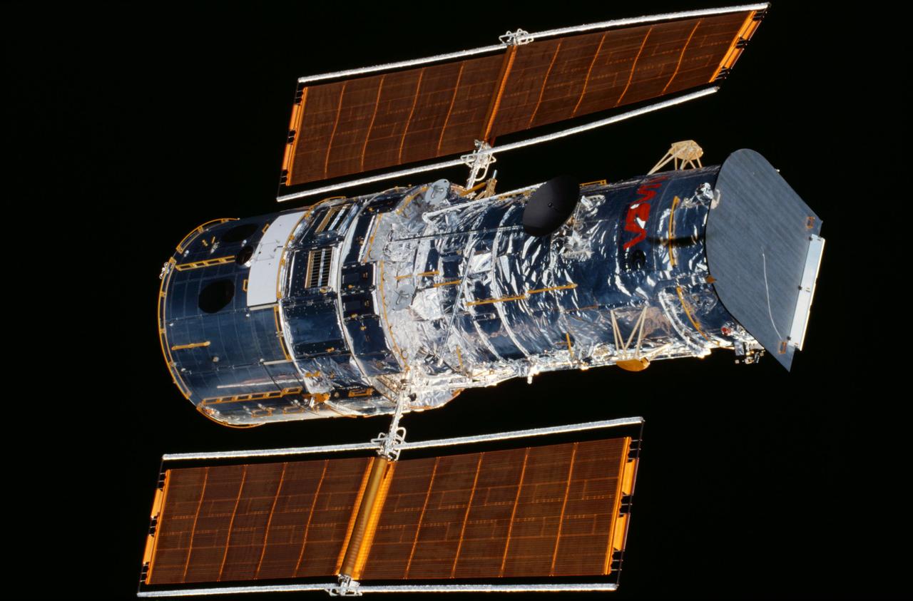 Various views of HST prior to grapple