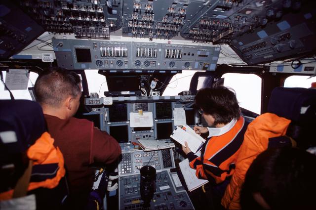 NASA image: STS-109 PLT Carey and MS Currie on forward flight deck