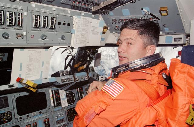 NASA image: Lockhart, suited in LES for landing, in PLT's seat on Endeavour's FD during STS-113