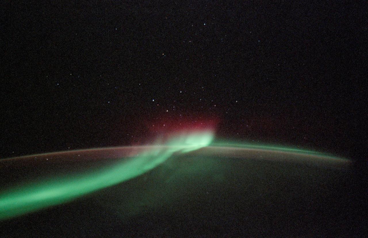 STS114-332-027 (6 August 2005) --- This view featuring the Aurora Australis or ;southern lights; was photographed by a crewmember aboard the Space Shuttle Discovery during the STS-114 mission.