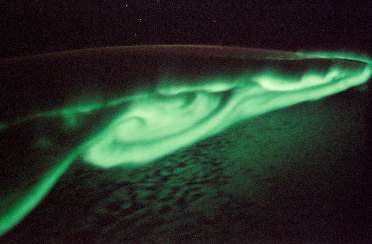 STS114-332-031 (6 August 2005) --- This view featuring the Aurora Australis or “southern lights” was recorded on 35mm film by a crewmember aboard the Space Shuttle Discovery during the STS-114 mission.