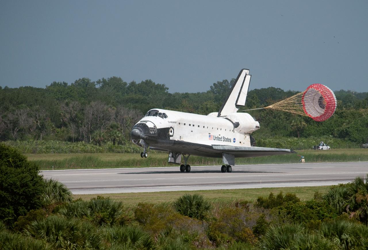 The space shuttle Endeavour and its crew land, Friday, July 31, 2009 at NASA's Kennedy Space Center in Cape Canaveral, Florida, completing a 16-day journey of more than 6.5 million miles. Endeavour delivered the final segment to the Japan Aerospace Exploration Agency's Kibo laboratory and a new crew member to the International Space Station. Photo Credit: (NASA/Bill Ingalls)
