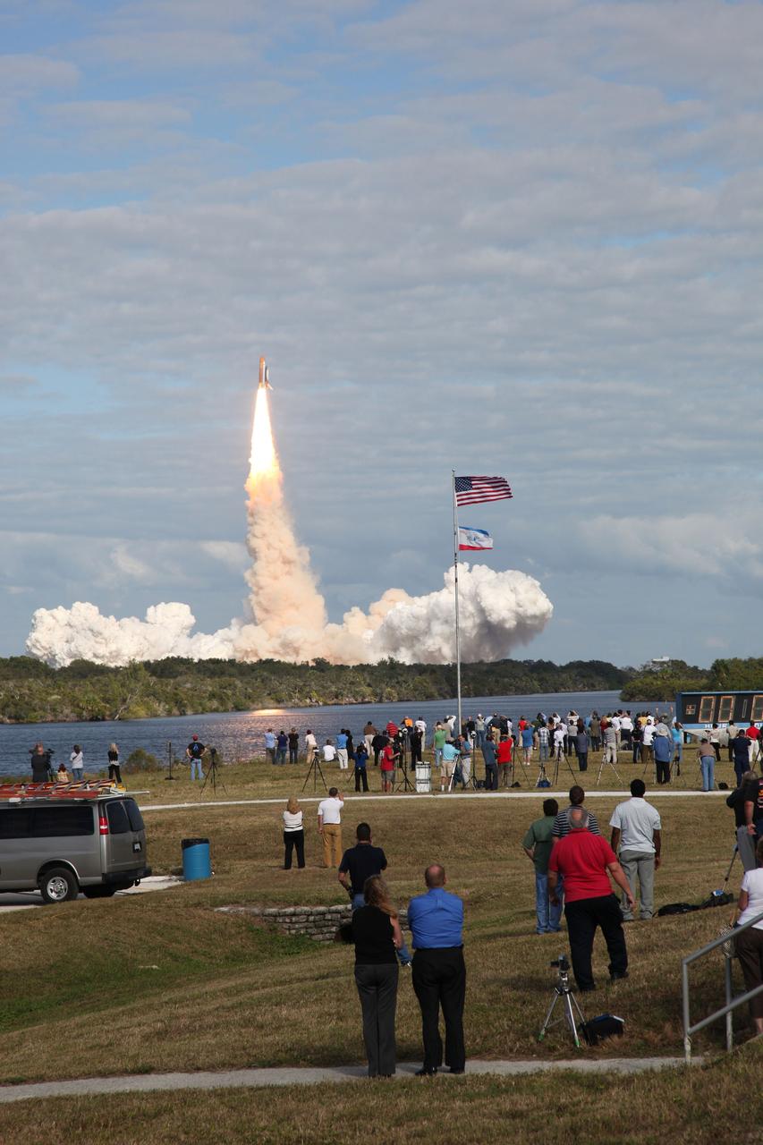 CAPE CANAVERAL, Fla. - Twitter followers and media representatives at the NASA Press Site watch as space shuttle Atlantis springs into action from Launch Pad 39A at NASA's Kennedy Space Center in Florida. Liftoff on its STS-129 mission came at 2:28 p.m. EST Nov. 16. Aboard are crew members Commander Charles O. Hobaugh; Pilot Barry E. Wilmore; and Mission Specialists Leland Melvin, Randy Bresnik, Mike Foreman and Robert L. Satcher Jr. On STS-129, the crew will deliver two Express Logistics Carriers to the International Space Station, the largest of the shuttle's cargo carriers, containing 15 spare pieces of equipment including two gyroscopes, two nitrogen tank assemblies, two pump modules, an ammonia tank assembly and a spare latching end effector for the station's robotic arm. Atlantis will return to Earth a station crew member, Nicole Stott, who has spent more than two months aboard the orbiting laboratory. STS-129 is slated to be the final space shuttle Expedition crew rotation flight. For information on the STS-129 mission and crew, visit http://www.nasa.gov/mission_pages/shuttle/shuttlemissions/sts129/index.html. Photo credit: NASA/Gianni Woods